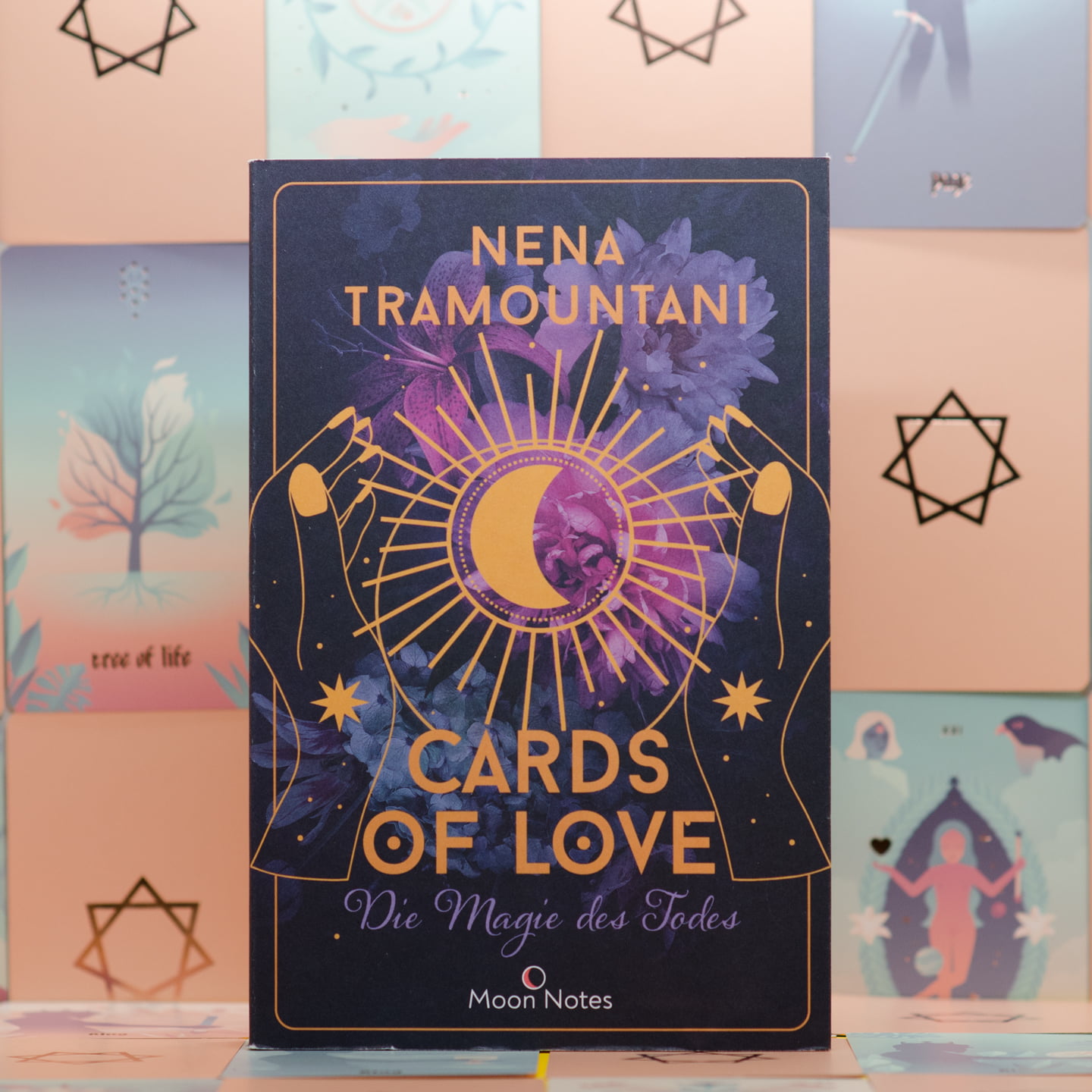 Nena Tramountani Cards of Love Die Magie des Todes Cover Fantasy, Lesestube Arkana, Der Tod, Fantastische Liebe, Fluch, Giulietta, Große Arcanas, Liebe, Macht, Magie, Malvolio, Romantisch, Spiritualität, Trauer, übersinnliche Fähigkeiten, Venedig